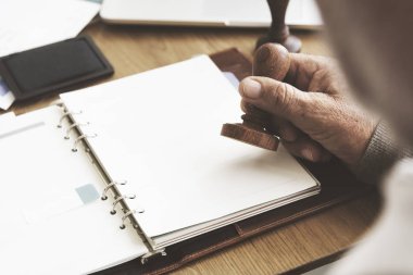 damga kağıt defter üzerinde koyarak adam