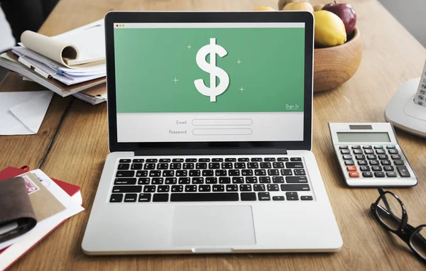 hesap makinesi ile masada açık dizüstü