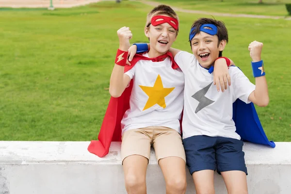 Meninos em fantasias super-heróis — Fotografia de Stock