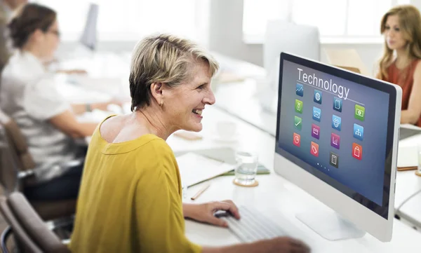 Geschäftsfrauen arbeiten am Computer — Stockfoto