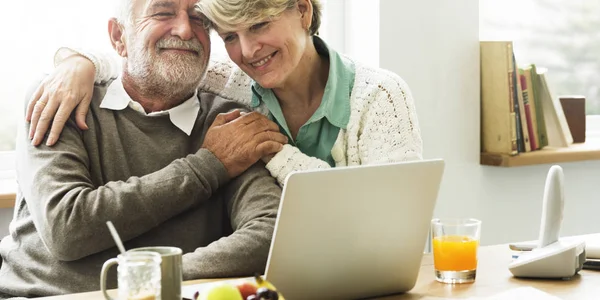 İşyeri masada dizüstü kullanarak çift