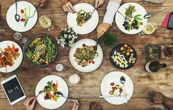 Vrouwen opknoping en samen eten — Stockfoto