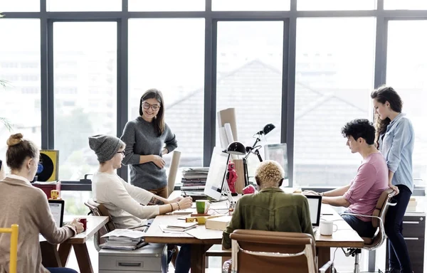 Hipsters travaillant dans le bureau contemporain — Photo