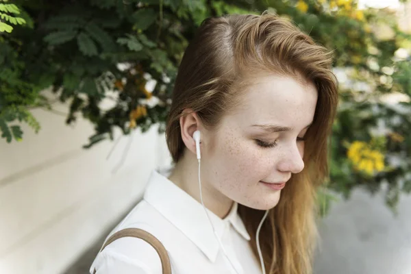 Ragazza ascolto di musica in cuffia — Foto Stock