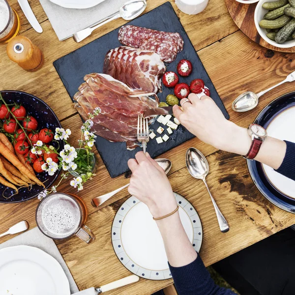 Persona Cena a tavola di legno — Foto Stock