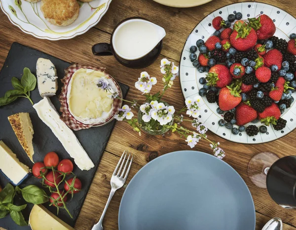 Mesa servida com comida para o almoço — Fotografia de Stock