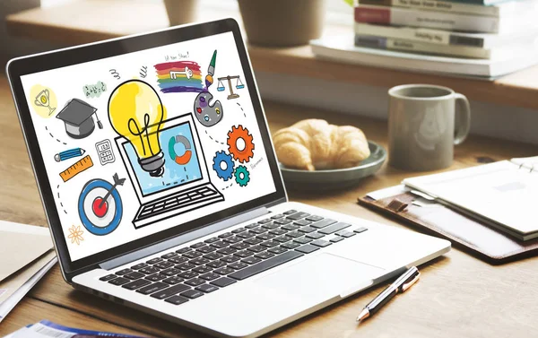 yemek masada açık dizüstü