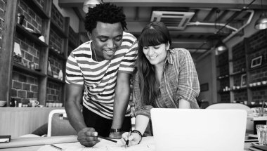 Kafede çalışan mimar öğrenciler