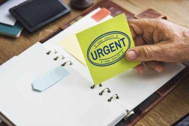 kişi holding sarı sopa not