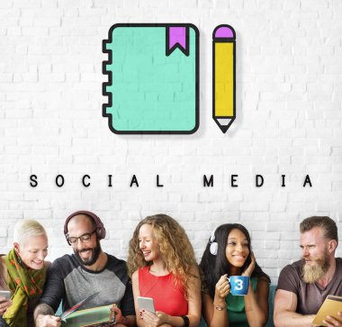 insanlar oturur koltukta cihazlar ile 