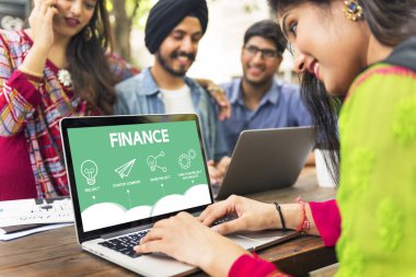 Açık havada okuyan Hintli öğrenciler