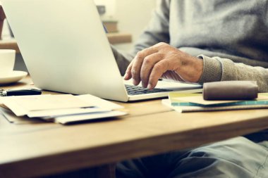 Dizüstü bilgisayar kullanarak kıdemli Yetişkin 
