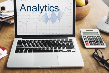 Açık tablo üstünde laptop