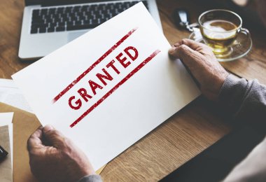 kişi holding kağıt