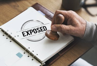 damga kağıt defter üzerinde koyarak adam