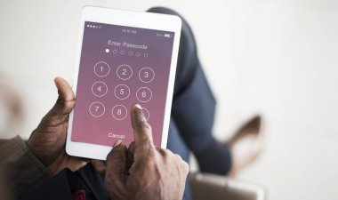 Dijital tablet tutan işadamı 