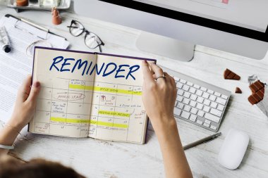 Kadın holding günlük notlar ile