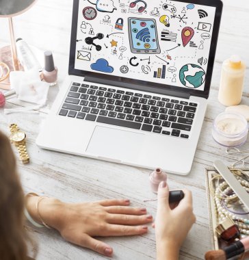 kadın manikür yapma