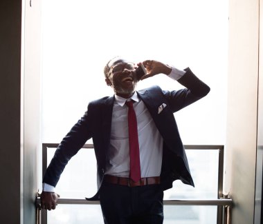 Dijital aygıt kullanarak iş adamı 