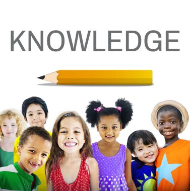 Gülümseyen şirin farklı çocuklar