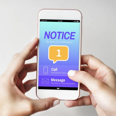 Cep telefonu ellerinde.