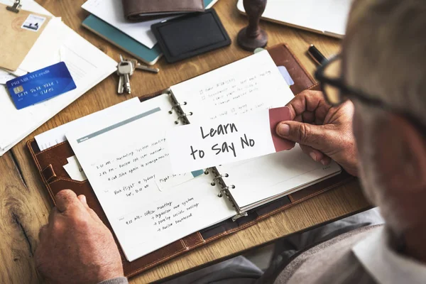 Senior Man holding reminder note — Stock Photo, Image