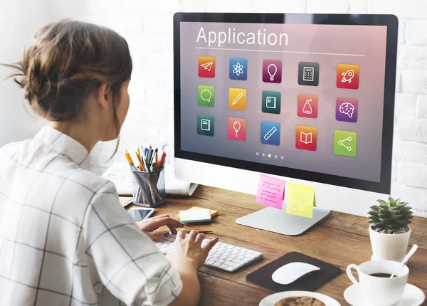 Mujer trabajando en estudio de diseño — Foto de Stock