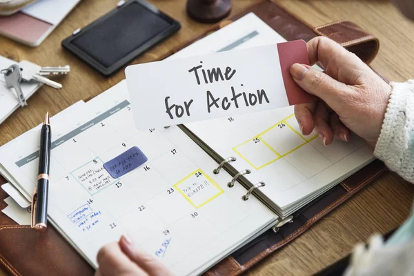 Senior person holding reminder note — Stock Photo, Image