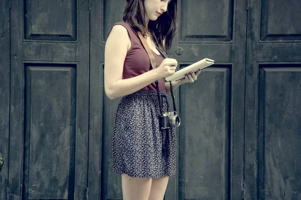 Fotógrafo mulher fazendo anotações — Fotografia de Stock