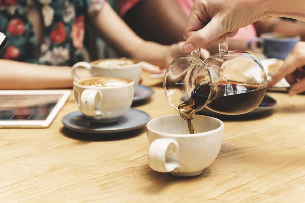 Amigos tendo tempo para café — Fotografia de Stock