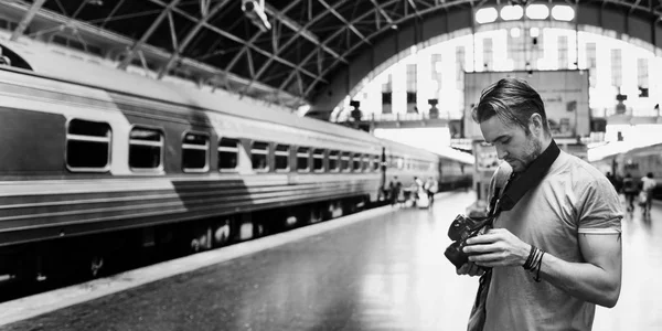 Uomo con fotocamera alla stazione ferroviaria — Foto Stock