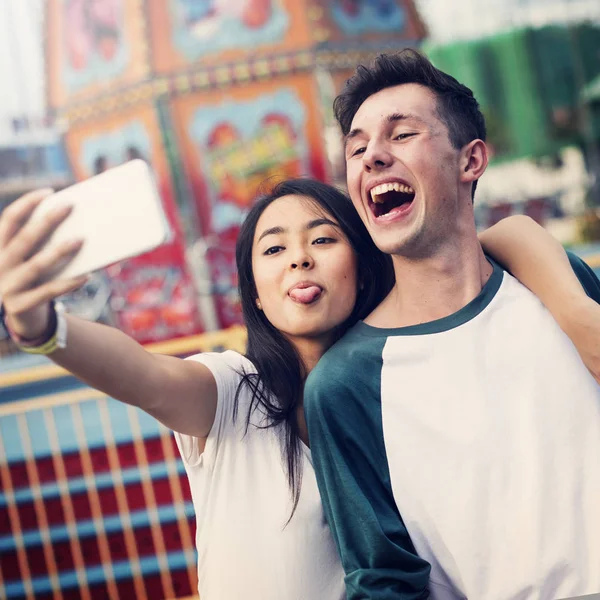 Coppia che fa selfie nel parco divertimenti — Foto Stock