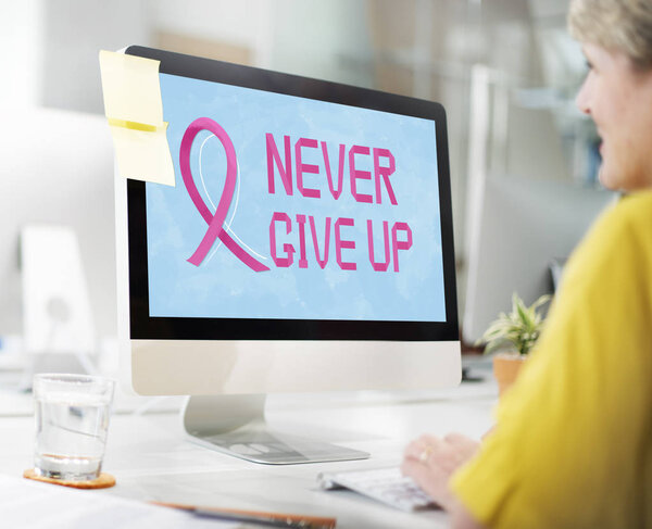 Деловая женщина работает с компьютером
