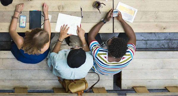 Estudantes aprendendo juntos — Fotografia de Stock