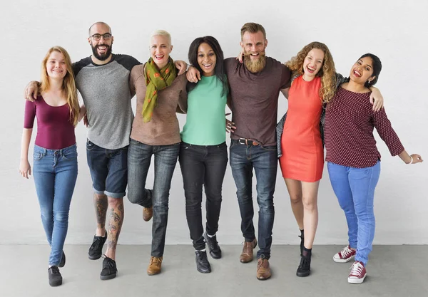 duvarının yakınında standları grubu 