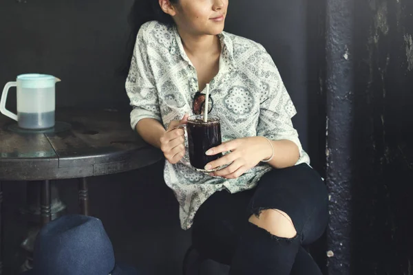 Mulher asiática no café segurando copo — Fotografia de Stock