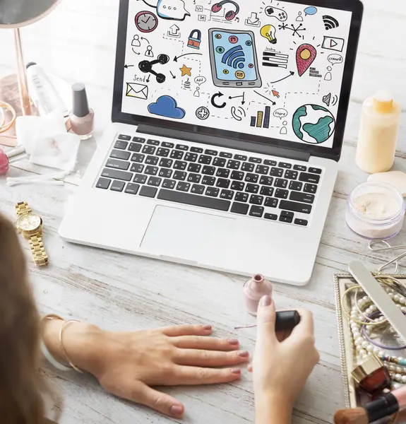 kadın manikür yapma