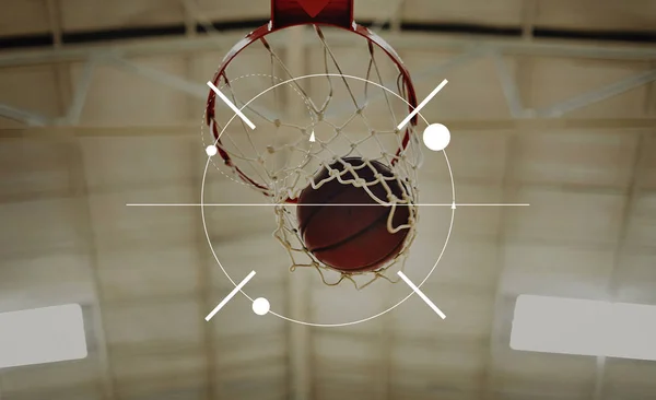 Bola no aro de basquete — Fotografia de Stock