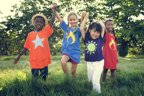 Multi-etnisch kinderen buitenshuis — Stockfoto