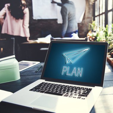 ahşap masa üstünde açılan laptop