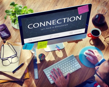 Bilgisayar kullanan adam