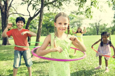 hildren hula hoops ile oynamak