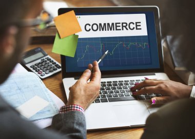 Ofiste çalışan iş adamları