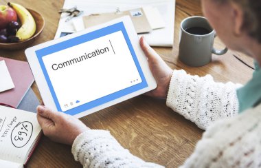 Dijital tablet tutan kadın