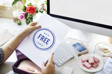 Kadın ofiste bilgisayar ile çalışma