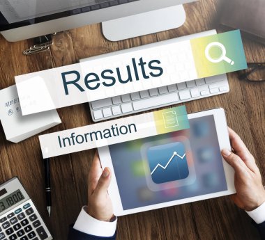 Dijital tablet elinde olan adam