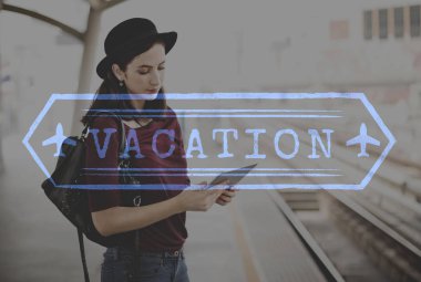 Dijital aygıt kullanan genç kadın