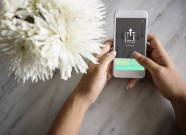 Akıllı telefon kullanan kadın