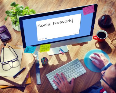 Bilgisayar kullanan adam