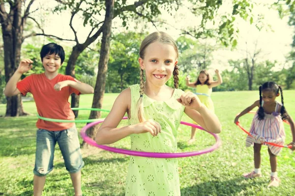 Dzieci, grać z hula hop — Zdjęcie stockowe